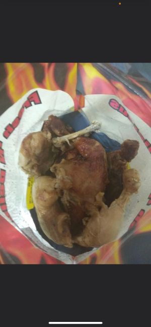 ▲女網友回家打開烤雞，發現有一根被啃剩的骨頭。（圖／翻攝自Costco好市多 商品經驗老實說）