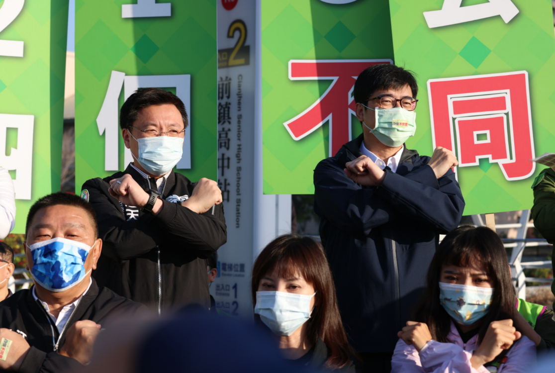 ▲民進黨今（9）日啟動「10+1天的衝刺行動計畫」，高雄市長陳其邁與高雄市黨部主委趙天麟領軍高雄隊，在路口向民眾宣講。（圖／民進黨提供）