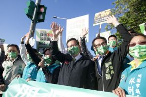 ▲桃園市長鄭文燦站上街頭，呼籲市民投下四個不同意，讓台灣更有力。（圖／民進黨提供）