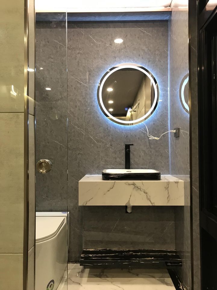 ▲浴室內裝精緻簡約，採用大理石風格，灰、黑、白三色為主調。（圖/大台北租屋網房東盡量PO）