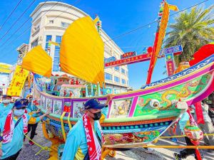 小琉球三隆宮迎王平安祭典 獲頒文化資產保存證書 ▲小琉球迎王平安祭典余大千歲王船和觀音嬤等眾神明,遶境全島每個角落賜福,護佑平安、風調雨順。(圖/截至潘孟安臉書)
