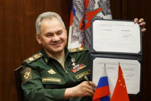 ▲2021年11月,俄羅斯國防部長紹伊古(Sergey Shoygu),在與中國國防部長魏鳳和舉行視訊會議時,出示中俄軍事合作協議。(圖/美聯社/達志影像) ▲2021年11月,俄羅斯國防部長紹伊古(Sergey Shoygu),在與中國國防部長魏鳳和舉行視訊會議時,出示中俄軍事合作協議。(圖/美聯社/達志影像)