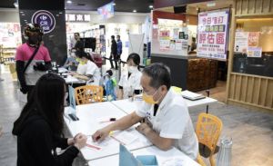 8日在每個施打站的前150名,衛生局都有加贈100元的禮券,全聯、家樂福也都加碼贈送贈品,讓鄉親可以就近方便來施打。(圖/彰化縣政府提供) ▲8日在每個施打站的前150名,衛生局都有加贈100元的禮券,全聯、家樂福也都加碼贈送贈品,讓鄉親可以就近方便來施打。(圖/彰化縣政府提供)