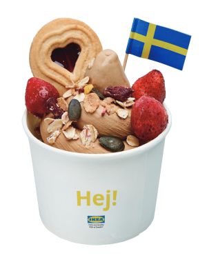 ▲奶茶口味霜淇淋搭配IKEA熱賣的覆盆子夾心餅乾及綜合莓果和麥片，一次就能品嘗到濃郁的茶香味霜淇淋及酸甜的莓果。（圖／業者提供）