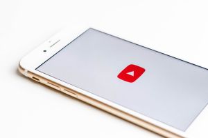 ▲原PO好奇發問，Youtube平台是因為哪些原因，導致觀看次數越來越少。（示意圖／取自unsplash）