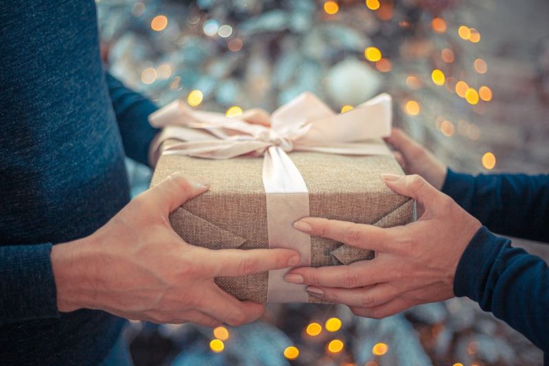 ▲每年聖誕節最受歡迎的活動就是「交換禮物」，不過這也造成許多人在買禮物時絞盡腦汁，甚至送禮時還被對方嫌棄是「雷物」。（示意圖／取自Pixabay）