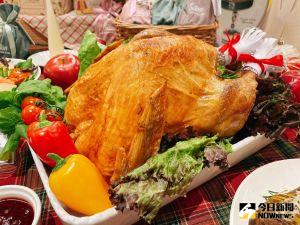 ▲臨近聖誕節，微風超市也推出聖誕烤雞禮籃，主打各類分享餐。（圖／記者劉雅文拍攝）