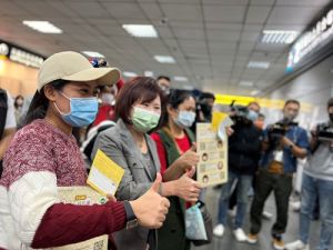 勞動部許銘春前往臺北車站關懷移工接種疫苗。(圖/勞動部提供) ▲勞動部許銘春前往臺北車站關懷移工接種疫苗。(圖/勞動部提供)