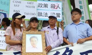 阮國非的家人在2017年與民間團體舉辦「影像戳破警方謊言移工根本命不該絕」總統府前記者會。(圖/台灣移工聯盟) ▲警察盤查失聯移工濫權為長期問題,其中「阮國非案」就是最著名的案例之一。(圖/台灣移工聯盟)