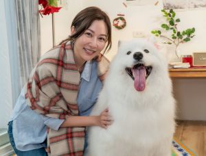 ▲曾莞婷在拍攝現場與狗醫生耶魯開心合照。（圖／TVBS提供）