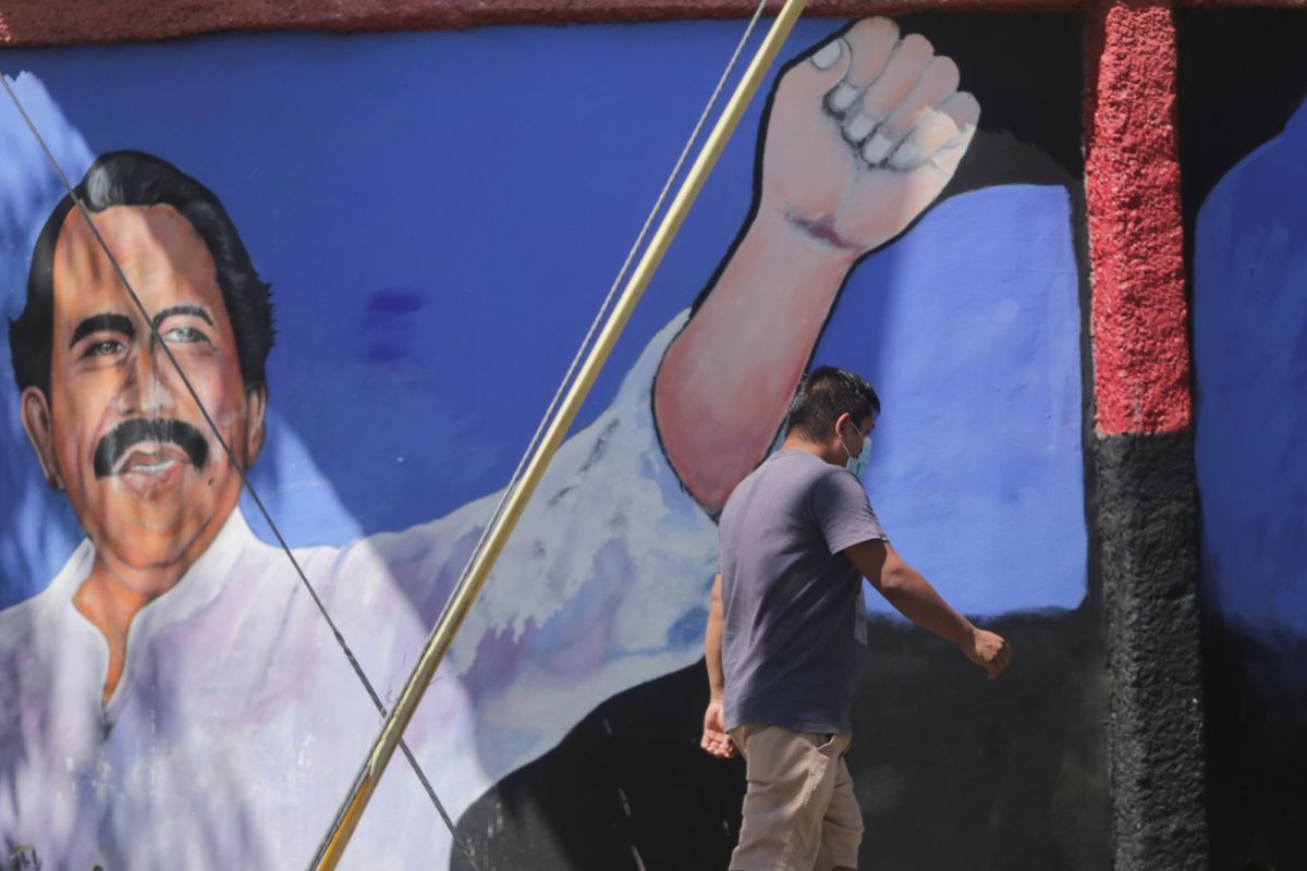 ▲上個月甫落幕的尼加拉瓜大選被認為問題百出。圖為尼國街頭的奧蒂嘉畫像。（圖／美聯社／達志影像）