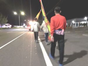 核三再見核四不見 立委鍾佳濱民主急行軍 ▲青年民主急行軍由核三廠出發訴求「核三再見,核四不見」,從白天走到黑夜24小時徒步百里不斷電。(圖/立委鍾佳濱辦公室提供, 2021.12.10)