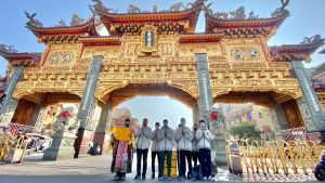 核三再見核四不見 立委鍾佳濱民主急行軍 ▲10日上午九時走到東港東隆宮,青年民主急行軍在道長引領下,將訴求「核三再見,核四不見」比照「燒王船」送出去。(圖/立委鍾佳濱辦公室提供, 2021.12.10)
