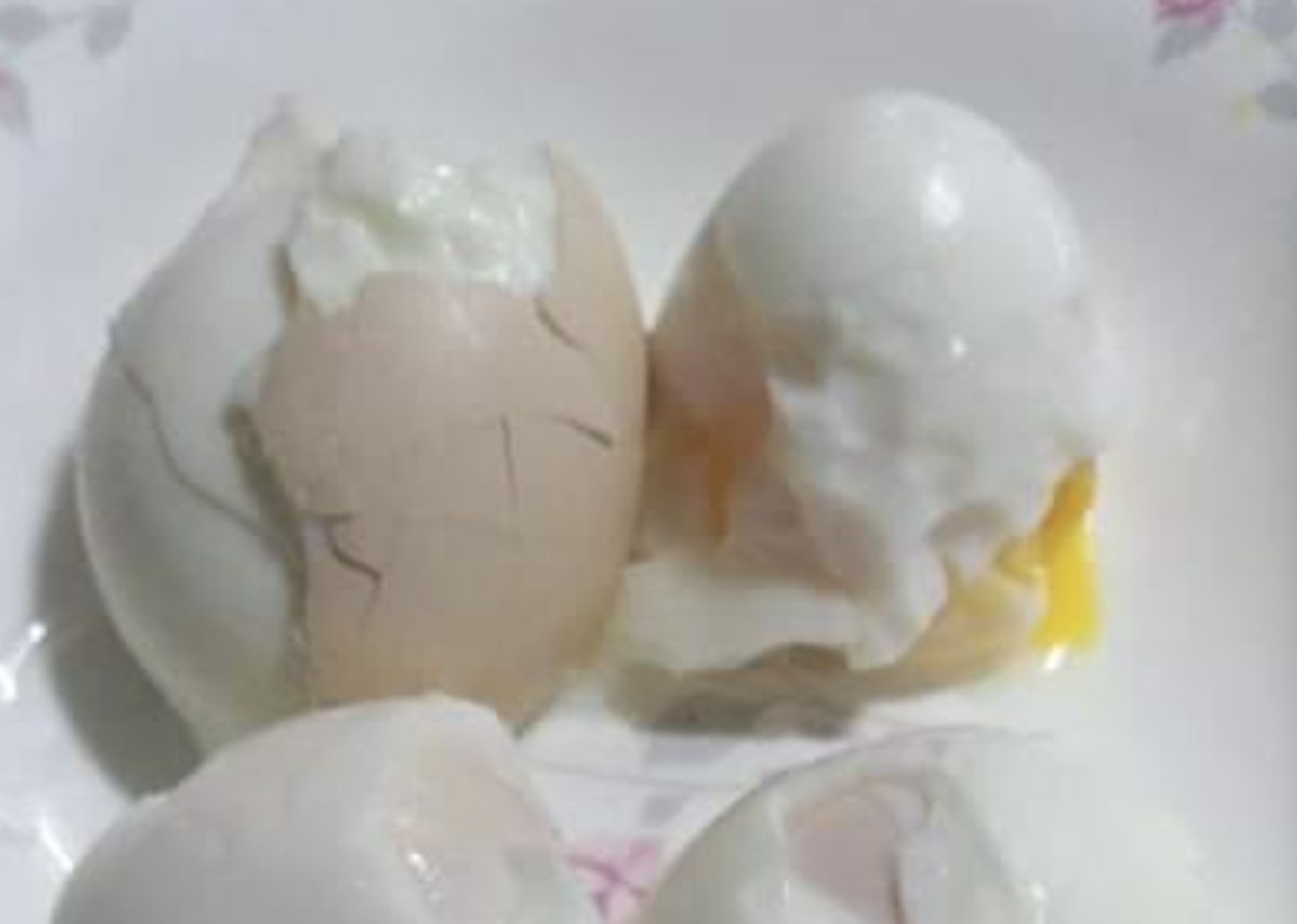 ▲水煮蛋煮好之後，許多人剝殼時，蛋白跟蛋殼都會黏在一起，導致剝好的水煮蛋支離破碎。（圖/爆廢公社公開版）