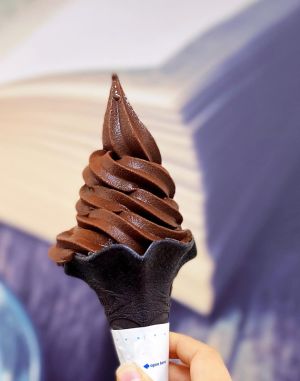 ▲全家近日開賣畬室橙香巧克力霜淇淋，搭配黑色餅皮很顯質感，售價49元，成為網路人氣夯品。（圖／取自Josephine Chu臉書）