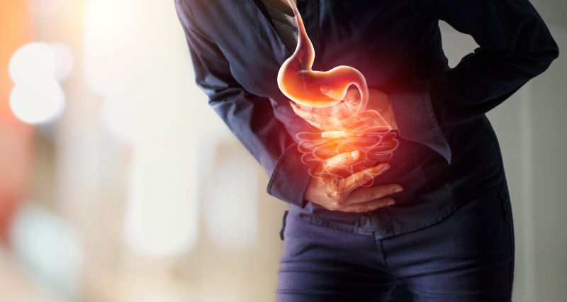 ▲胃食道逆流常見的症狀有「打嗝、吞嚥困難、喉嚨有異物感、火燒心」等症狀，好發於年輕女性。（示意圖／Shutterstock）