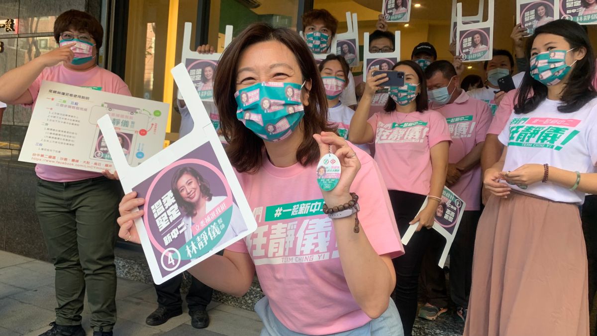 掛不了宣傳看板沒關係　林靜儀化身擋泥板姐姐
