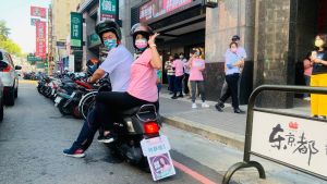 ▲前立委陳柏惟騎機車載台中市議員張家銨，展示復古擋泥板。（圖／記者顏幸如攝，2021.12.10）