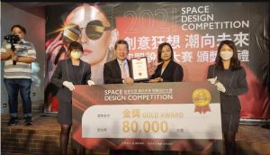 ▲豐邑機構總經理邱崇喆（圖中間左）頒發八萬元獎金給第一名廖薇亦（圖中間右）。（圖／資料照片）