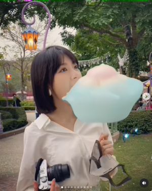 林明禎 ▲林明禎品嘗棉花糖,模樣青春可愛。(圖/翻攝林明禎IG)