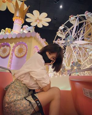 林明禎 ▲林明禎穿超短裙,一坐下就露出美腿。(圖/翻攝林明禎IG)