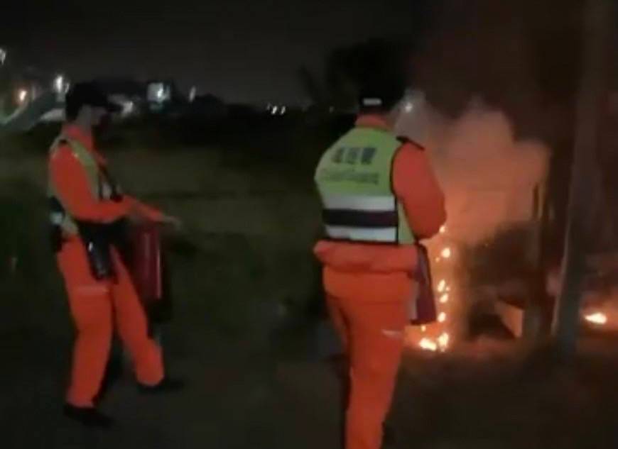 ▲永安新港景觀意象公園暗夜失火，海巡署南部分署第一一岸巡隊機警阻止火勢蔓延。（圖／海巡署）