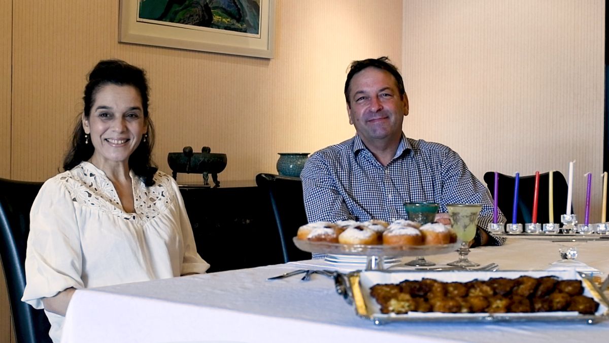 ▲以色列代表Omer Caspi (右)，以及他的妻子Galit Cohen Caspi分享年度光明節的事前準備。(圖／Dimitri Bruyas 龔向華)