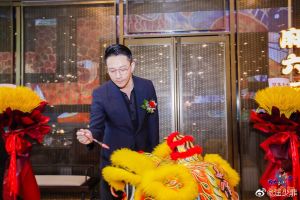 汪小菲 ▲汪小菲離婚時,首度露臉剪綵。(圖/翻攝汪小菲微博)