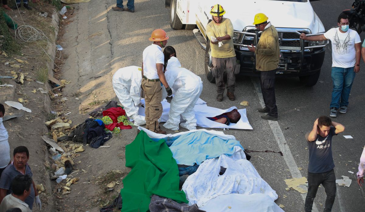 墨西哥卡車滿載移民失控翻覆撞牆　至少53死58傷
