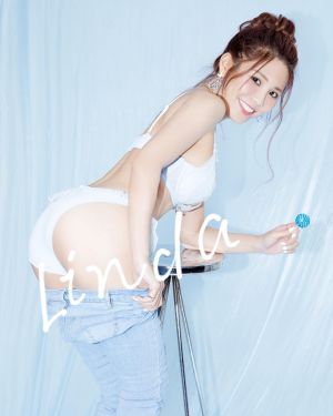 琳妲 ▲琳妲脫褲脫到一半的美臀誘惑,讓網友直呼受不了。(圖/翻攝琳妲FB)