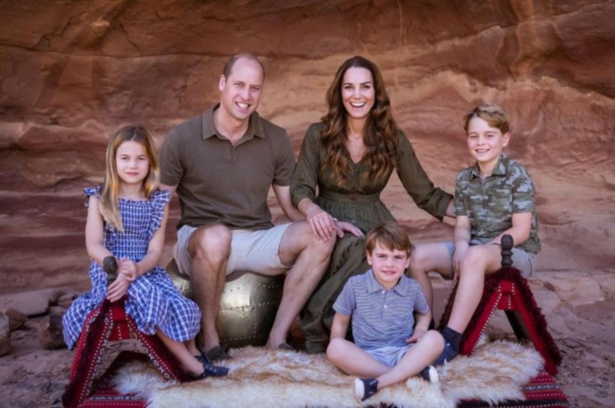 ▲英國威廉王子與夫人凱特在社群媒體上傳用於官方耶誕賀卡的全家福合照。（圖／取自dukeandutchessofcambridge推特）