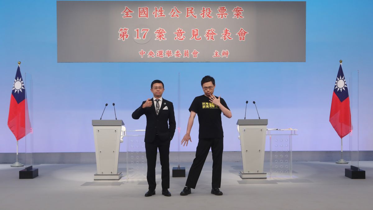 ▲重啟核四公投意見發表會最終場，正方代表為公投領銜人黃士修（右）、反方為台北市議員邱威傑（左）。