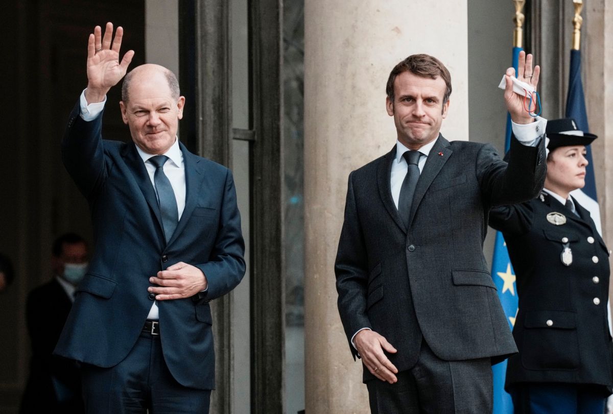 ▲德國新任總理蕭茲（左）與主要的歐盟和北大西洋公約組織（NATO）盟邦領袖會面，包含法國總統馬克宏（右）。（圖／美聯社／達志影像）