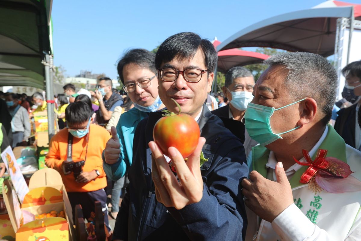 ▲高雄市長陳其邁說路竹番茄是總統認證最好吃的番茄，又甘又甜。（圖／高市府提供,2021.12.11）