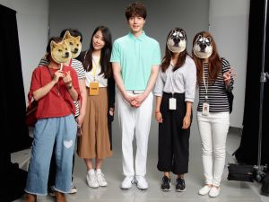 ▲李棟旭來台拍廣告,也是請Qma(左三)擔任貼身翻譯。(圖/Qma提供) ▲李棟旭來台拍廣告,也是請Qma(左三)擔任貼身翻譯。(圖/Qma提供)