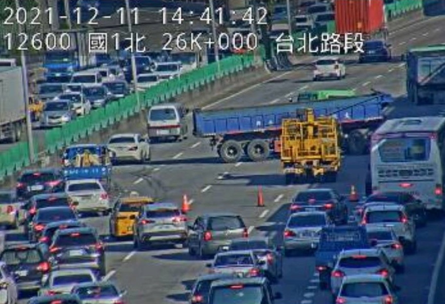 國道1號車禍!聯結車疑自撞橫路中央 車流回堵2公里塞爆