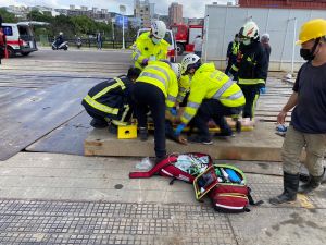 鋼樑掉落一死一傷 ▲桃園市消防局立即將2人送醫急救,其中45歲的黃姓女子急救後仍宣告不治,另1名工人則在加護病房急救,身體有多處粉碎性骨折。(圖/記者李春台翻攝)