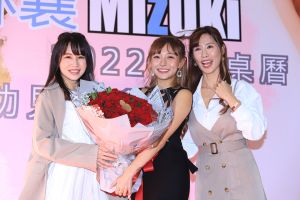 林襄 ▲林襄在板橋大遠百米蘭廣場舉辦「林襄好襄2022桌曆慶功簽名會」,跟粉絲見面互動。(圖/記者葉政勳攝)