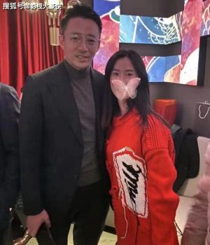 汪小菲 ▲女粉絲緊貼汪小菲合影,被網友吐槽不適當。(圖/翻攝搜狐《影視大豪俠》)