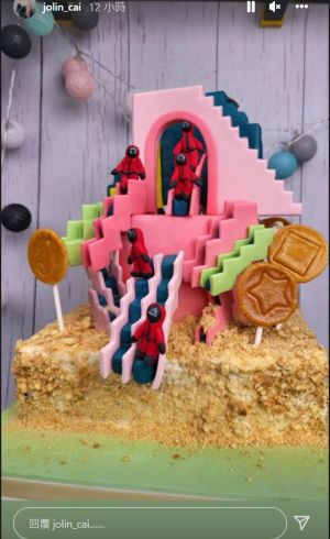 ▲蔡依林製作的翻糖蛋糕背面，還有紅衣人下樓梯場景，一點都不馬虎。（圖／翻攝蔡依林IG）