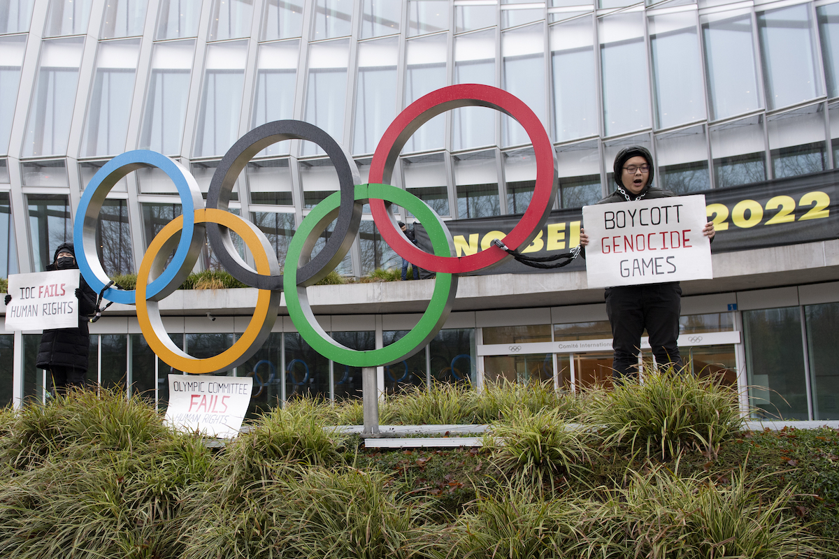 ▲西藏學生在國際奧會瑞士總部外，將自己與奧運五環鏈在一起，以行動呼籲國際社會杯葛這場明年登場的冬奧。（圖／美聯社／達志影像）
