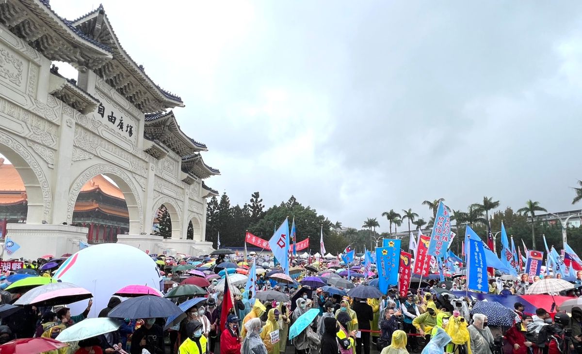 影／不畏風雨！國民黨大遊行湧入2.5萬人　擠爆自由廣場
