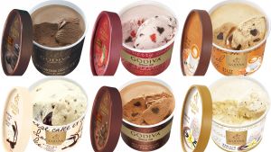▲GODIVA超標致癌物下架的杯裝冰淇淋，有黑巧克力碎牛奶巧克力冰淇淋、黑巧克力碎草莓等口味。（圖／GODIVA台灣提供）