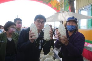 ▲高雄市長陳其邁說,苦瓜更富含維他命C,是非常具有代表性的農產品,他提醒大家五倍券、高雄券、農遊券通通可以用。(圖/高市府提供) ▲高雄市長陳其邁說,苦瓜更富含維他命C,是非常具有代表性的農產品,他提醒大家五倍券、高雄券、農遊券通通可以用。(圖/高市府提供)