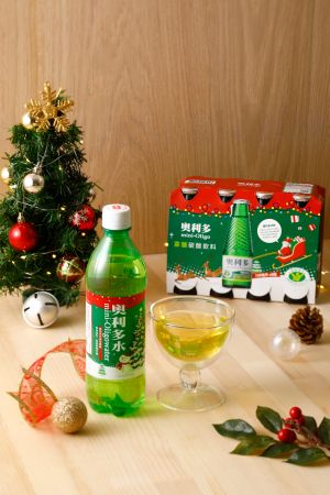 絕版回歸!奧利多「懷舊玻璃瓶」重出江湖 聖誕限賣曝光 ▲洋溢幸福歡樂的「奧利多寡醣碳酸飲料」玻璃瓶,八入裝建議售價160元。(圖/金車提供)