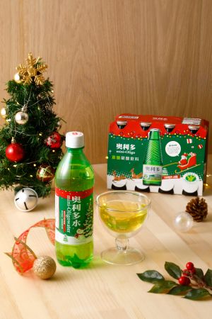 ▲洋溢幸福歡樂的「奧利多寡醣碳酸飲料」玻璃瓶，八入裝建議售價160元。（圖／金車提供）