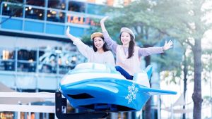 ▲藍白色系「Dream Wonderland夢想樂園」打造超夢幻的旋轉木馬、咖啡杯等遊樂設施。(圖／夢時代提供）