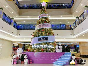 ▲義大世界購物廣場總高近12公尺的歐式聖誕樹以近萬顆特別訂製的LED燈泡裝飾。(圖／記者陳美嘉攝）