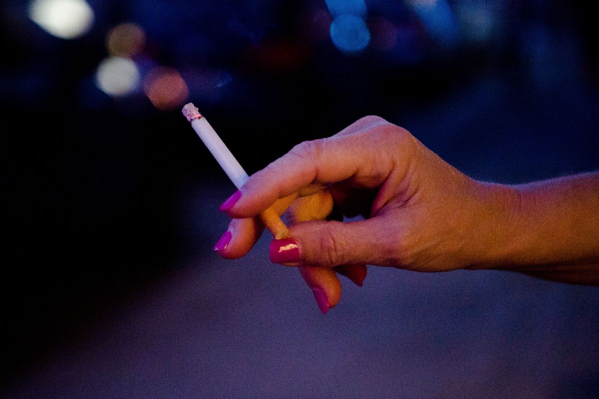 ▲日本研究顯示，過去曾有吸菸習慣、之後戒菸的人，因多已有病在身，確診COVID-19後演變為重症的風險比不曾吸菸者高，曾吸菸男性重症化風險為1.5倍、女性為1.94倍。（圖／美聯社／達志影像）