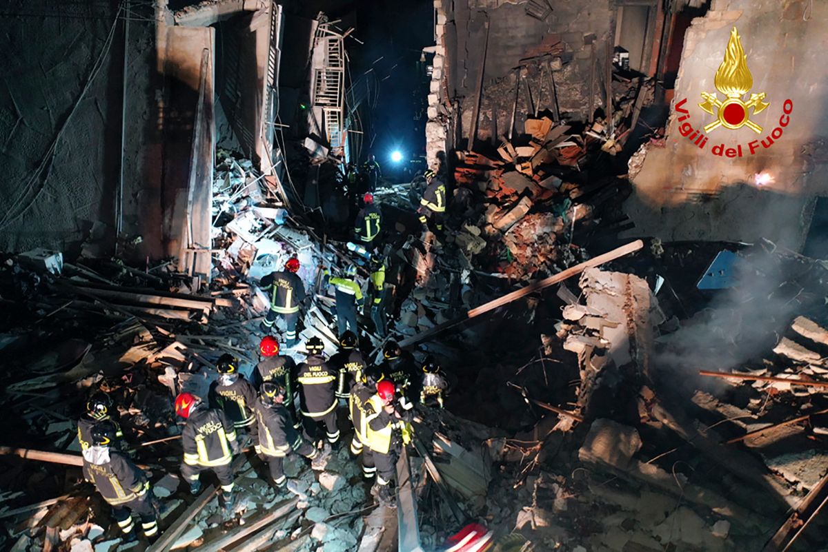 ▲義大利官員表示，西西里島11日發生疑似瓦斯氣爆事件後，救援人員在倒榻建築物瓦礫堆中再發現4具屍體，使官方公布的死亡人數增加到7人。（圖／美聯社／達志影像）